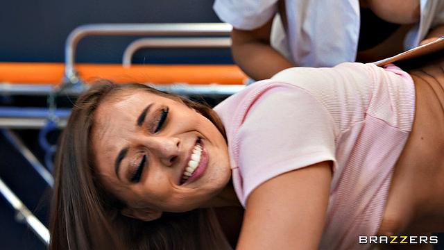 лабораторная трахушка: две учёные проверяют член на прочность