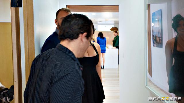 Сара Arabic не может отвести глаз от члена Уилла Pounder на вечеринке, когда он пришёл только в рубашке и сразу хочет секса с ней.