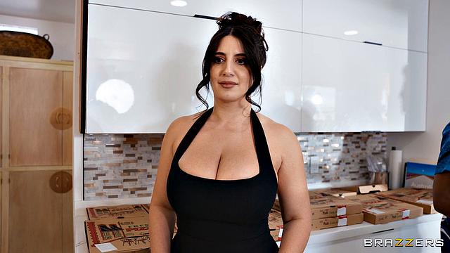 Сара Arabic не может отвести глаз от члена Уилла Pounder на вечеринке, когда он пришёл только в рубашке и сразу хочет секса с ней.