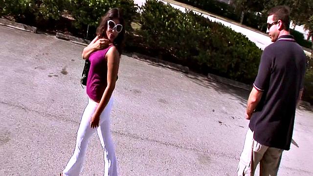 Соседка Лори Варгас разносит жопу по полной программе