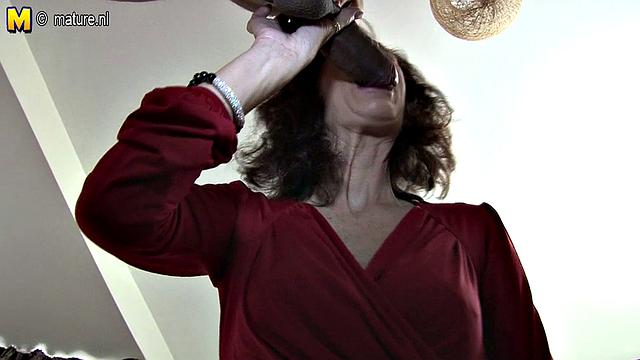 английская милфа решила, что чай - не всё, что ей нужно вечером