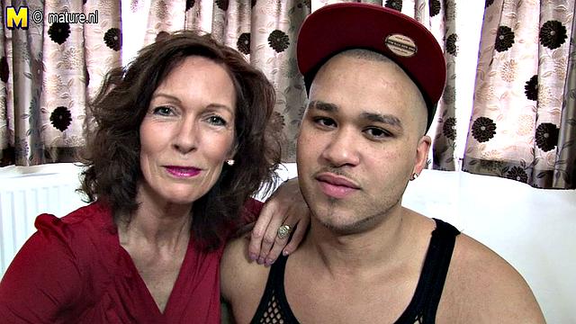 английская милфа решила, что чай - не всё, что ей нужно вечером