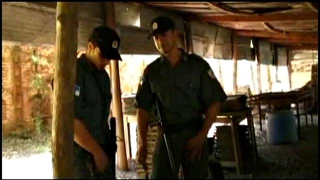 двое охранников и латинский жеребец - за зданием только жарче