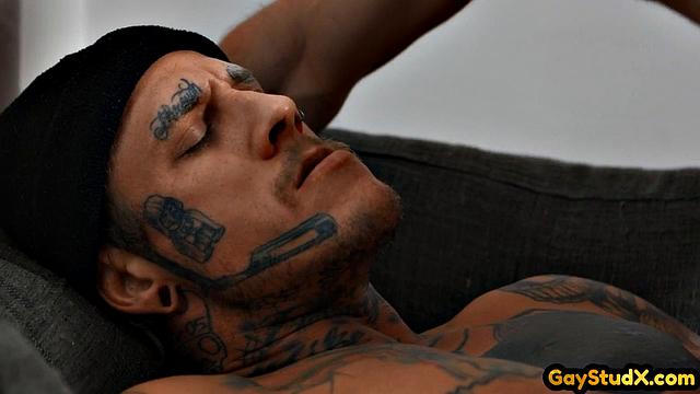 Татуированный парень жестко ебет своего возбуждённого любовника в страстном гей-сексе.