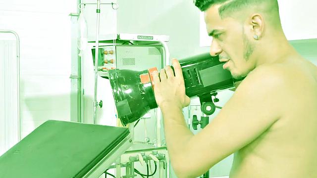 глянь, как качок шпилит кроссдрессера в запретный анал