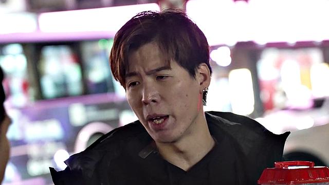 Ранако раздвигает гладкую письку и сосёт жадно вблизи