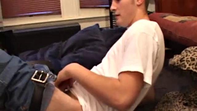 рик дрочит и мощно кончает