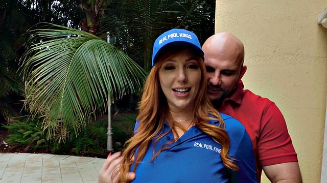 Bigbooty MILF enjoys fucking hardcore in wet pussy hole