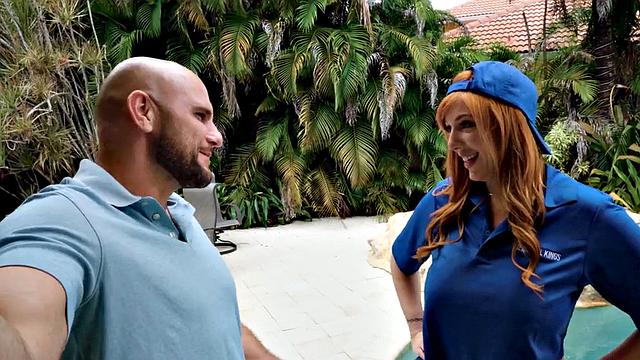 Bigbooty MILF enjoys fucking hardcore in wet pussy hole