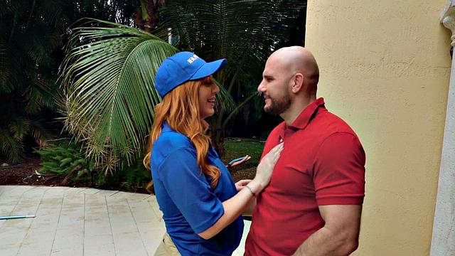 Bigbooty MILF enjoys fucking hardcore in wet pussy hole