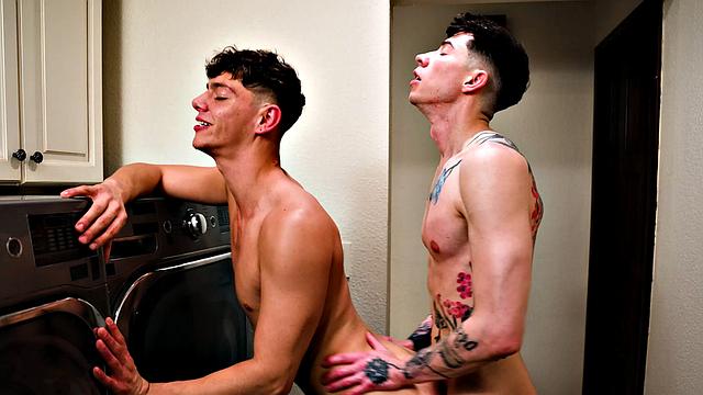 Враждующие сводные братья жестко долбятся, пока мачеха наверху