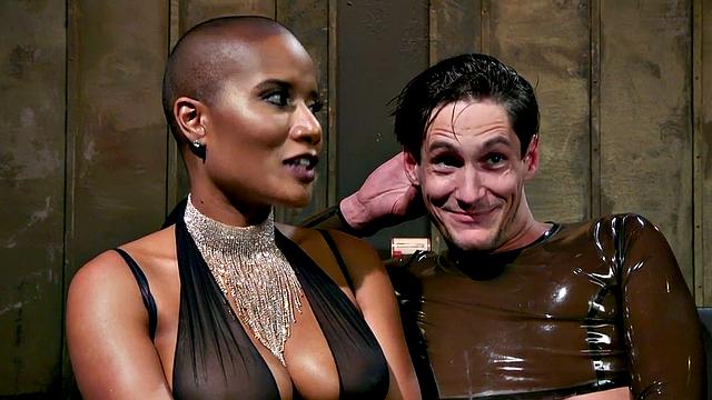 черная госпожа в белье порет связанного раба