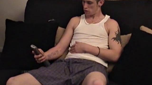 Маршалл дрочит на камеру для геев, наслаждаясь каждым движением руки.