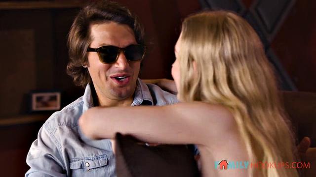 Эмма Старлетто трахается и делает минет своему взрослому сводному брату в новой квартире.