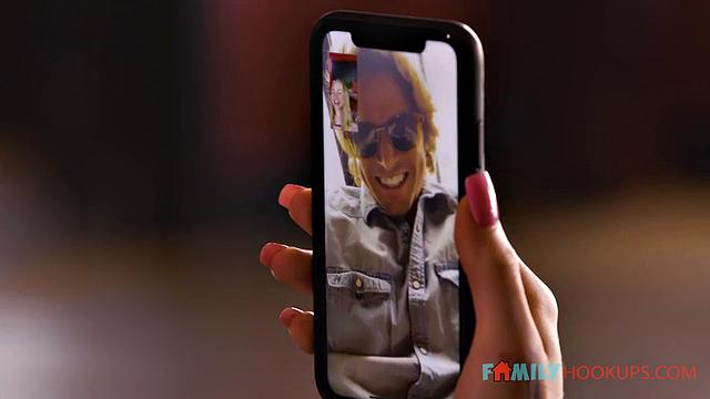 Эмма Старлетто трахается и делает минет своему взрослому сводному брату в новой квартире.