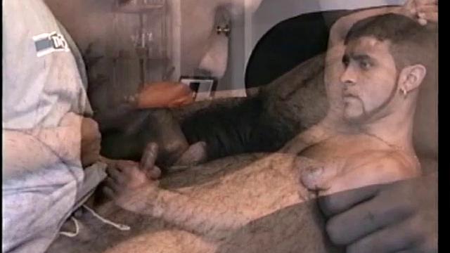 Франко дрочит толстый член и мощно кончает