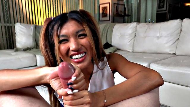 азиатская чирлидерша не тормозит: после матча устраивает бойфренду масляную дрочку