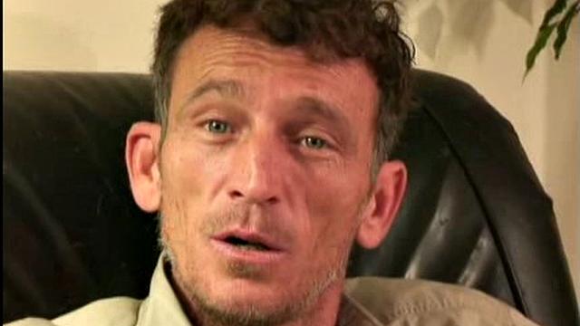 Ансель решил: рука вернее подруги в любой день