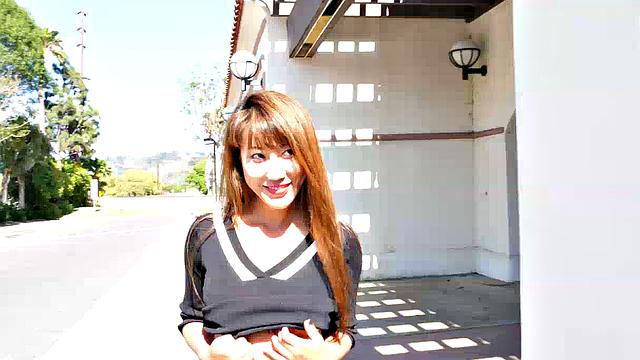 Тиффани зажигает на диване, водители чуть в кювет не улетают