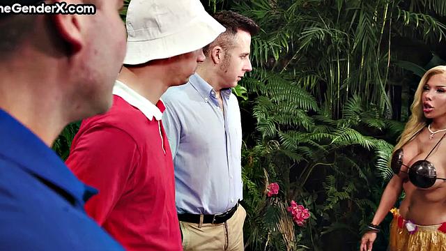 яркая транса на вечеринке: групповуха и глубокий минет