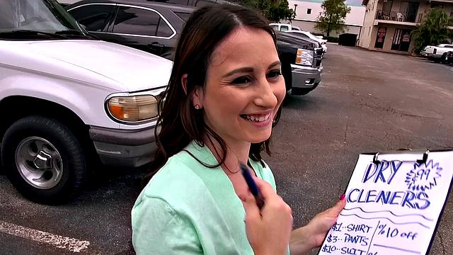 пришел за бельем - получил минет и голые сиськи в машине