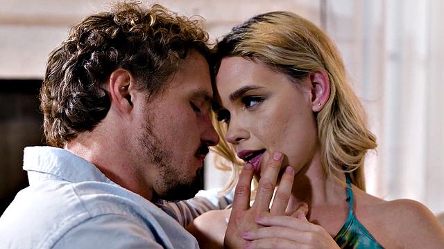 блондинка с волосатой киской трахается с лучшей подругой