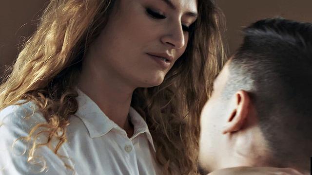 Она садится сверху и жадно лижет, пока не доведёт до оргазма