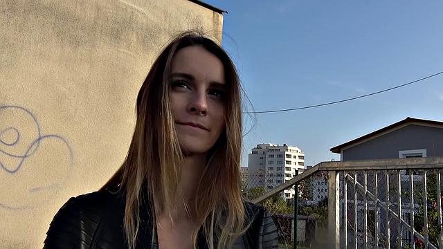 Без трусиков и жёсткий трах на природе