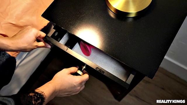 Кармила Клатч соблазняет друга парня и дает ему в попку перед вылетом домой.