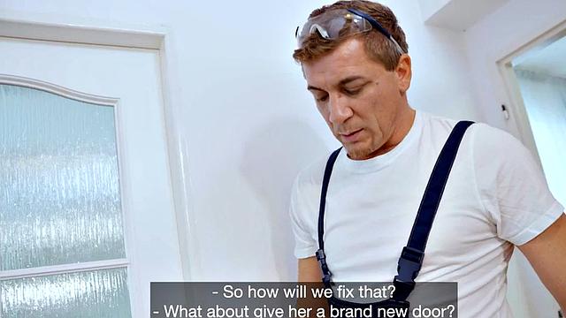 Милфа с пирсингом в киске трахаетcя с мастером на все руки - вот так сервис!