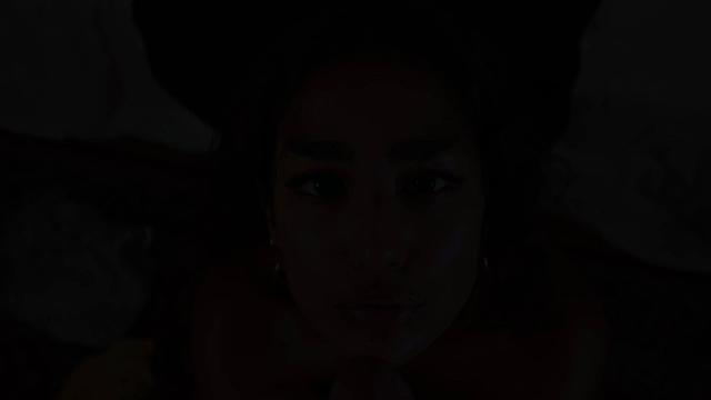 девушка сосёт в pov и грязно разговаривает