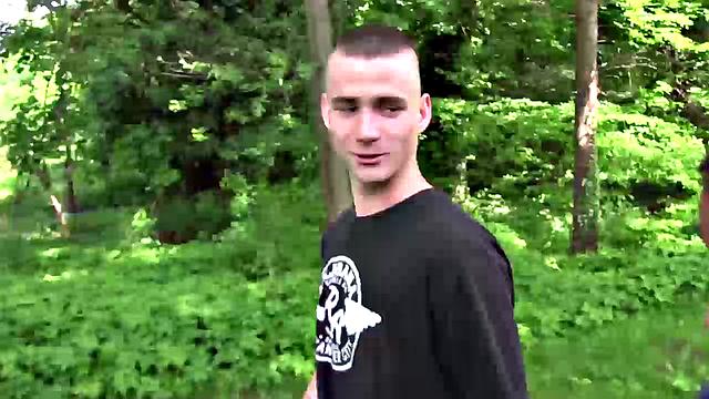 джереми янг дрочит большой член и угорает над этим