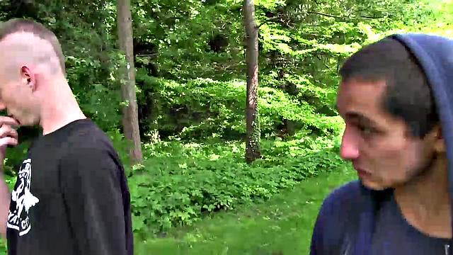 джереми янг дрочит большой член и угорает над этим