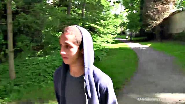 джереми янг дрочит большой член и угорает над этим