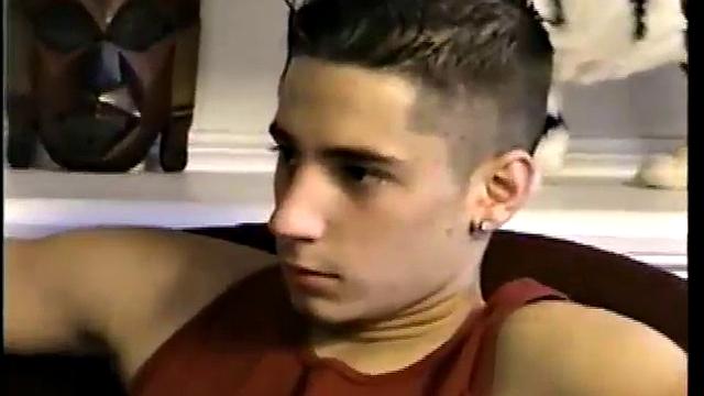 Гей-кореш Cory пробует новые мужские ласки и кончает от кайфа.