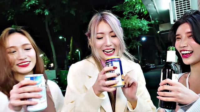 Ли Чжиянь трахается после забега прямо в одежде