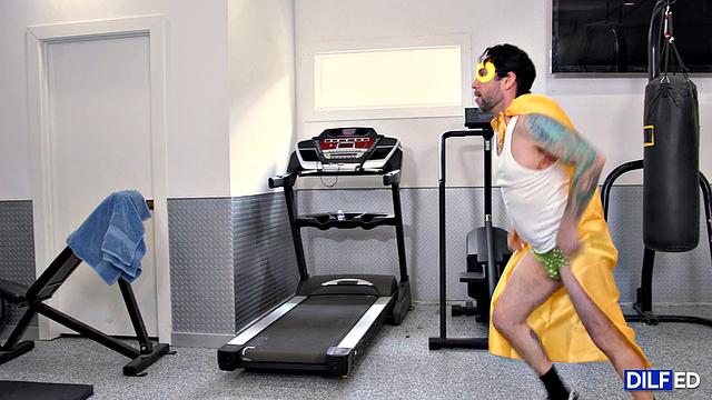 Два зрелых мужика трахают Изабеллу Найс в жёстком аналом тройничке с двойным проникновением.