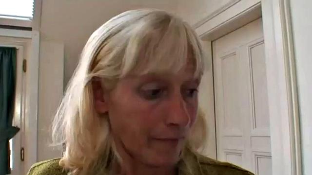 Дед жарит сочную, бабуля дрочит рядом