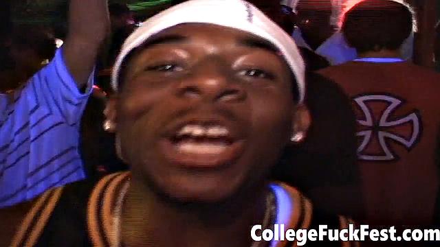 Смотри, как гибкая блондинка садится на член и раздвигает ноги по полной в жесткой тусовке студентов.