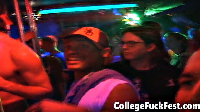 Смотри, как гибкая блондинка садится на член и раздвигает ноги по полной в жесткой тусовке студентов.