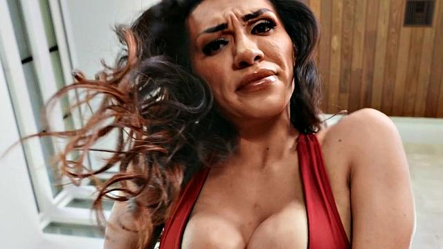 смотри, как йога-тс милфа трахается с черным любовником без резинки и глотает сперму