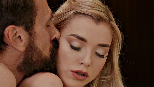 Горячая горничная кайфует от жесткого анала с хозяином