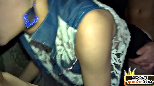 Миниатюрная шалунья получает кайф от крепкой ебли на природе с незнакомцем.