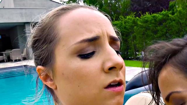 лесбийское трио на природе: страпон и горячие пальчики