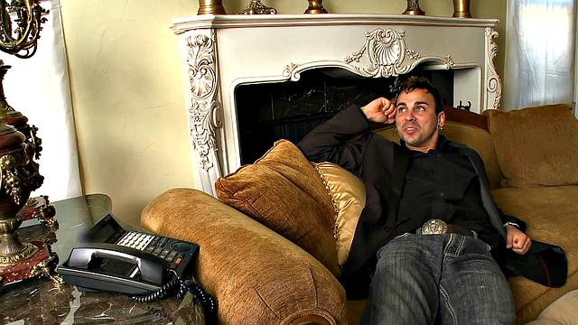 страстная зрелая в стрингах разносит член на диване