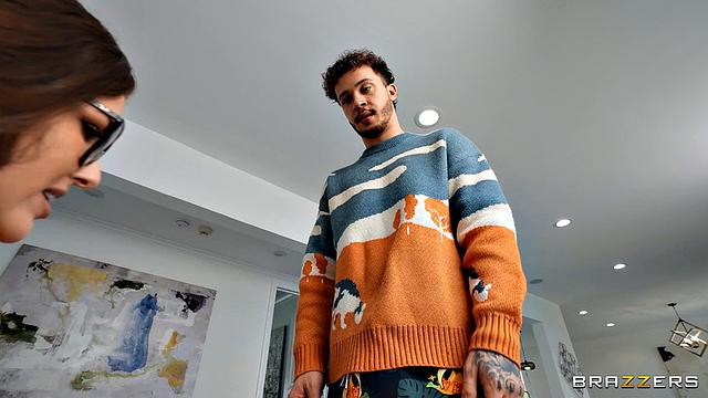 Аполлон с двумя членами устраивает жёсткий трах с двумя девушками одновременно, пока подруга смотрит и не выдерживает - присоединяется к паре для двойного проникновения.