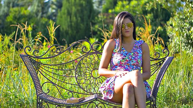 Russian brunettes scissor and kiss while wearing glasses and trimmed pussy