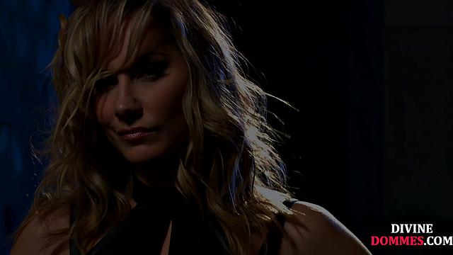 Сиськастая медсестра давит лицом, пока не осталось шансов для мужика - двойная смена в 69 и со страпоном, спасибо, босс!