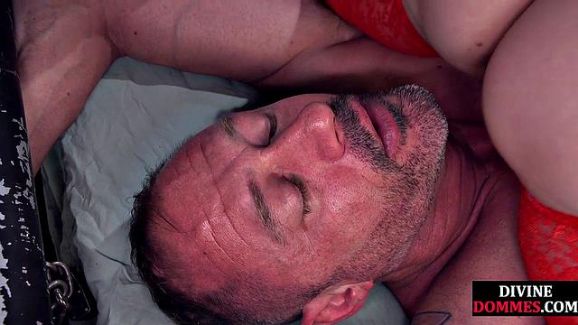 Busty domina face-sitting on loser