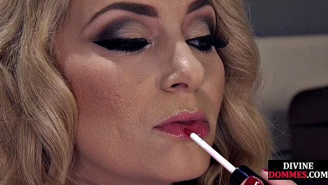 Сиськастая медсестра давит лицом, пока не осталось шансов для мужика - двойная смена в 69 и со страпоном, спасибо, босс!